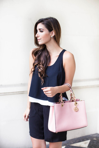 Look alla moda per donna: Top senza maniche blu scuro, Bermuda di seta nera, Borsa shopping in pelle rosa
