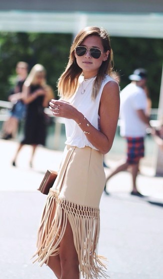 Come indossare e abbinare una pochette marrone: Prova ad abbinare un top senza maniche bianco con una pochette marrone per un look comfy-casual.