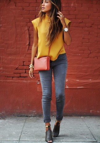 Come indossare e abbinare una camicetta gialla in modo smart-casual: Coniuga una camicetta gialla con jeans aderenti grigi per affrontare con facilità la tua giornata. Un paio di sandali con tacco in pelle neri si abbina alla perfezione a una grande varietà di outfit.