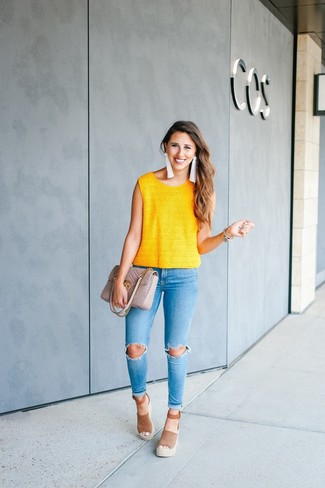 Come indossare e abbinare jeans aderenti in modo casual: Coniuga un top senza maniche lavorato a maglia giallo con jeans aderenti per un'atmosfera casual-cool. Sandali con zeppa in pelle scamosciata marroni sono una splendida scelta per completare il look.