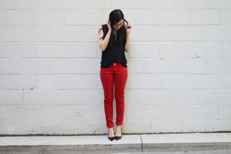 Look alla moda per donna: Top senza maniche nero, Jeans aderenti rossi, Décolleté in pelle neri