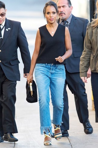 Look di Kerry Washington: Top senza maniche nero, Jeans con frange blu, Sandali con tacco in pelle multicolori, Pochette in pelle scamosciata nera