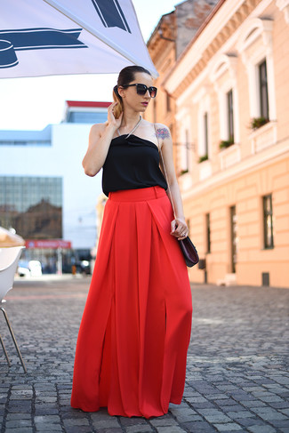 Come indossare e abbinare pantaloni a campana rossi in modo smart-casual: Metti un top senza maniche di seta nero e pantaloni a campana rossi per un look raffinato per il tempo libero.