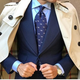 Look alla moda per uomo: Trench beige, Abito blu scuro, Camicia elegante azzurra, Cravatta stampata blu scuro