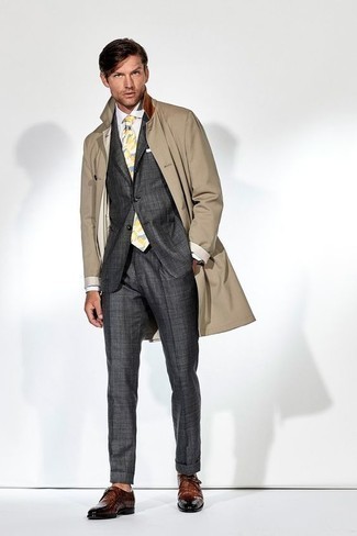 Look alla moda per uomo: Trench marrone, Abito grigio scuro, Camicia elegante bianca, Scarpe derby in pelle marroni