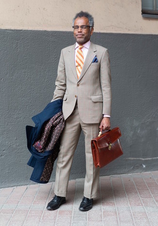 Come indossare e abbinare una cravatta arancione per un uomo di 50 anni in autunno 2024: Prova a combinare un trench blu scuro con una cravatta arancione per un look elegante e alla moda. Per distinguerti dagli altri, scegli un paio di scarpe brogue in pelle nere. Un outfit eccellente per essere cool e alla moda anche durante la stagione autunnale.