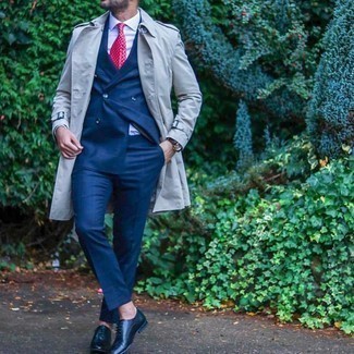 Come indossare e abbinare una cravatta rosa: Potresti indossare un trench grigio e una cravatta rosa per un look elegante e di classe. Scarpe oxford in pelle blu scuro sono una buona scelta per completare il look.