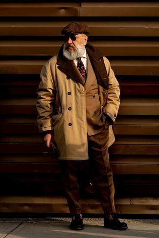 Moda uomo anni 60 quando fa freddo: Abbina un trench marrone chiaro con un abito marrone per un look elegante e di classe. Scegli uno stile casual per le calzature con un paio di stivali casual in pelle scamosciata marrone scuro.