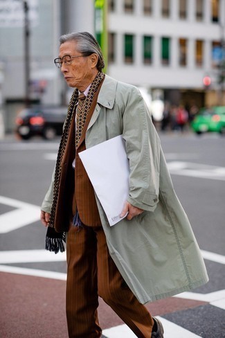 Come indossare e abbinare una sciarpa per un uomo di 60 anni quando fa freddo in modo formale: Mostra il tuo stile in un trench verde menta con una sciarpa per una sensazione di semplicità e spensieratezza.