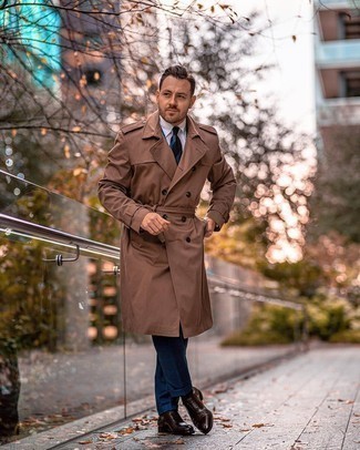 Come indossare e abbinare un abito con scarpe oxford quando fa caldo: Indossa un abito con un trench marrone per un look elegante e di classe. Scarpe oxford sono una splendida scelta per completare il look.