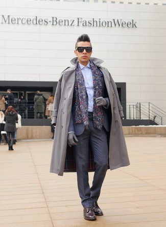 Look alla moda per uomo: Trench grigio, Abito grigio scuro, Camicia elegante azzurra, Stivali casual in pelle bordeaux