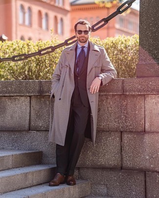 Quale scarpe oxford indossare con un trench grigio scuro: Abbina un trench grigio scuro con un abito marrone scuro come un vero gentiluomo. Scarpe oxford sono una eccellente scelta per completare il look.