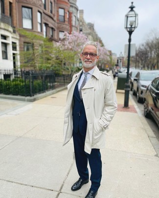 Come indossare e abbinare mocassini eleganti con una camicia per un uomo di 50 anni in modo formale: Prova a combinare una camicia con un trench bianco per un look elegante e alla moda. Scegli un paio di mocassini eleganti come calzature per un tocco virile.