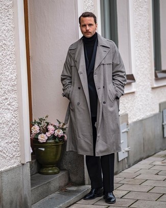 Come indossare e abbinare un trench grigio per un uomo di 30 anni: Sfodera un look elegante con un trench grigio e un abito blu scuro. Scarpe oxford in pelle nere sono una valida scelta per completare il look.