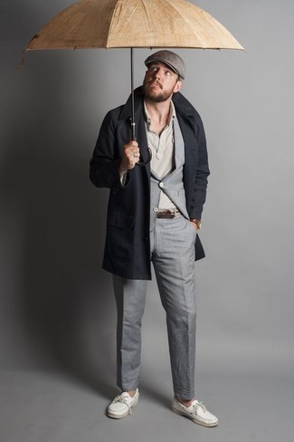 Come indossare e abbinare un trench per un uomo di 30 anni: Indossa un trench con un abito grigio per un look elegante e di classe. Se non vuoi essere troppo formale, scegli un paio di scarpe da barca in pelle bianche come calzature.