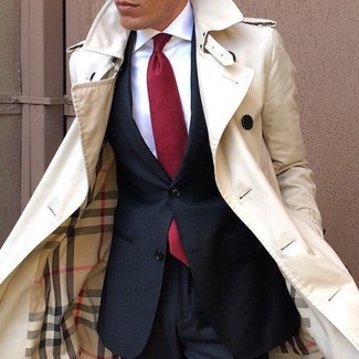 Come indossare e abbinare una cravatta rossa per un uomo di 30 anni: Scegli un outfit composto da un trench beige e una cravatta rossa per un look elegante e alla moda.