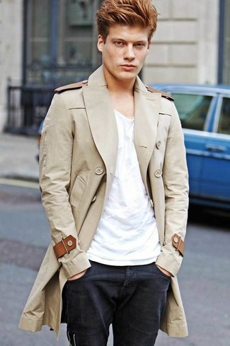 Look alla moda per uomo: Trench beige, T-shirt girocollo bianca, Jeans blu scuro