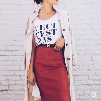 Come indossare e abbinare un trench per una donna di 20 anni: Abbina un trench con una gonna a tubino in pelle rossa se cerchi uno stile ordinato e alla moda.