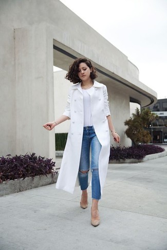 Quale jeans indossare con un trench bianco in primavera 2024: Indossa un trench bianco e jeans per un look semplice, da indossare ogni giorno. Completa questo look con un paio di décolleté in pelle beige. Un outfit eccellente per essere elegante e assolutamente alla moda anche in questi mesi primaverili.