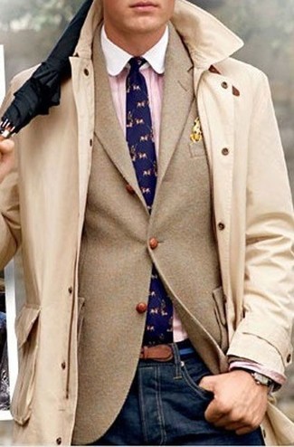 Come indossare e abbinare un blazer di lana marrone chiaro: Scegli un outfit composto da un blazer di lana marrone chiaro e jeans blu scuro se preferisci uno stile ordinato e alla moda.