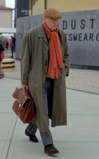 Moda uomo anni 60: Punta su un trench verde oliva e pantaloni eleganti grigi per un look elegante e alla moda. Opta per un paio di scarpe derby in pelle scamosciata marrone scuro per un tocco più rilassato.