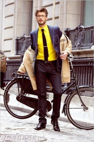 Quale blazer indossare con un trench marrone chiaro: Combina un trench marrone chiaro con un blazer come un vero gentiluomo. Completa questo look con un paio di scarpe derby in pelle nere.