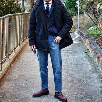Come indossare e abbinare jeans con stivali casual per un uomo di 30 anni in modo smart-casual: Scegli un trench blu scuro e jeans per creare un look smart casual. Stivali casual sono una interessante scelta per completare il look.