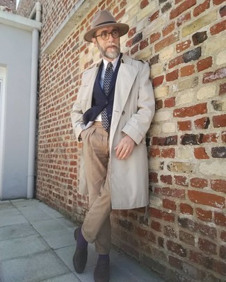 Moda uomo anni 50 in modo formale: Opta per un blazer blu scuro e una camicia elegante a righe verticali bianca per un drink dopo il lavoro.