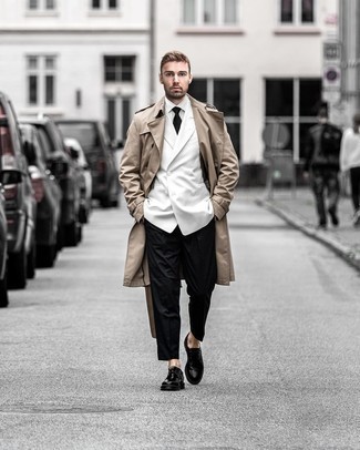 Come indossare e abbinare un blazer con un trench in autunno 2024 in modo formale: Opta per un trench e un blazer come un vero gentiluomo. Scarpe derby in pelle nere sono una splendida scelta per completare il look. Una stupenda scelta per un look autunnale!