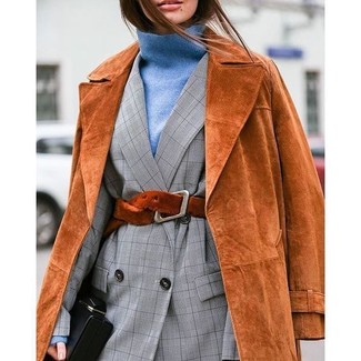 Come indossare e abbinare un trench quando fa caldo: Combina un trench con un blazer doppiopetto a quadri grigio per creare un look smart casual.