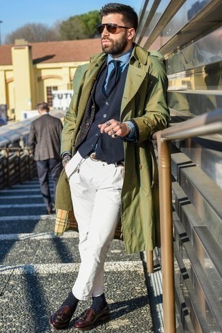 Quale blazer indossare con un gilet blu scuro: Potresti indossare un blazer e un gilet blu scuro per un look elegante e alla moda. Rifinisci questo look con un paio di mocassini con nappine in pelle bordeaux.