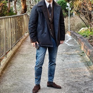 Come indossare e abbinare un blazer marrone in modo formale: Potresti abbinare un blazer marrone con jeans blu per essere elegante ma non troppo formale. Mostra il tuo gusto per le calzature di alta classe con un paio di mocassini eleganti in pelle scamosciata marrone scuro.