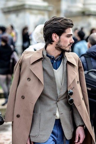 Come indossare e abbinare un blazer marrone quando fa caldo in modo smart-casual: Coniuga un blazer marrone con pantaloni eleganti di lana blu come un vero gentiluomo.