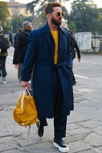 Look alla moda per uomo: Trench blu scuro, Blazer di lana blu scuro, Maglione girocollo senape, Chino blu scuro