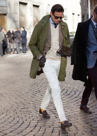 Come indossare e abbinare un blazer con un trench: Combina un trench con un blazer come un vero gentiluomo. Rifinisci questo look con un paio di mocassini con nappine in pelle marrone scuro.