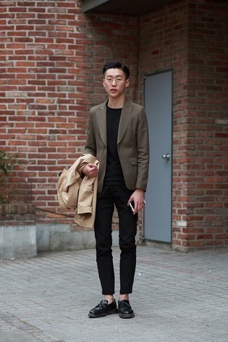 Quale blazer indossare con chino neri: Vestiti con un blazer e chino neri per un look davvero alla moda. Sfodera il gusto per le calzature di lusso e scegli un paio di mocassini con nappine in pelle neri come calzature.