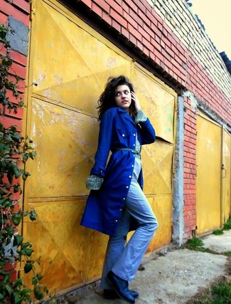 Look alla moda per donna: Trench blu, Jeans a campana azzurri, Chukka in pelle nere, Cintura in pelle verde scuro