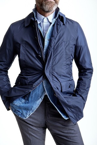 Come indossare e abbinare un trench blu per un uomo di 50 anni in modo formale: Coniuga un trench blu con pantaloni eleganti grigi per un look elegante e di classe.