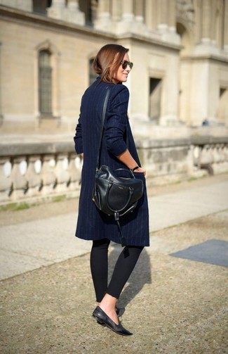 Look alla moda per donna: Trench a righe verticali blu scuro, Leggings neri, Mocassini eleganti in pelle neri, Cartella in pelle nera