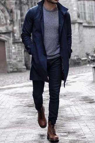 Quale maglione girocollo indossare con stivali casual marroni: Indossa un maglione girocollo con jeans neri per un outfit comodo ma studiato con cura. Perché non aggiungere un paio di stivali casual marroni per un tocco di stile in più?