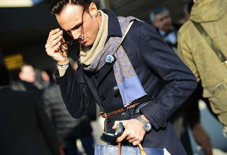 Come indossare e abbinare una sciarpa blu scuro in autunno 2024 in modo formale: Metti un trench blu scuro e una sciarpa blu scuro per un outfit rilassato ma alla moda. Una buona idea per i mesi autunnali!