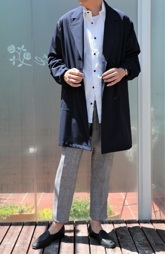 Quale trench indossare con chino grigi per un uomo di 50 anni: Indossa un trench con chino grigi per un abbigliamento elegante ma casual. Mettiti un paio di mocassini eleganti in pelle neri per dare un tocco classico al completo.