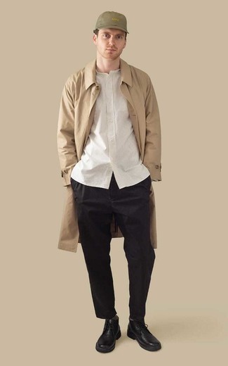 Quale chino indossare con chukka nere per un uomo di 30 anni: Indossa un trench marrone chiaro con chino per creare un look smart casual. Prova con un paio di chukka nere per un tocco più rilassato.