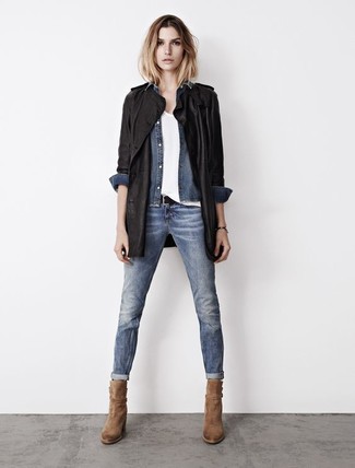 Look alla moda per donna: Trench in pelle nero, Camicia di jeans blu, Canotta bianca, Jeans aderenti blu