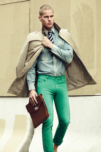 Come indossare e abbinare un trench marrone chiaro in primavera 2025 in modo smart-casual: Mostra il tuo stile in un trench marrone chiaro con jeans verdi per un look davvero alla moda. È buona idea per i mesi primaverili!