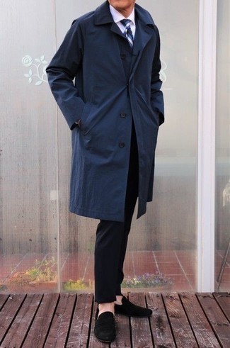 Moda uomo anni 50 in modo smart-casual: Mostra il tuo stile in un trench blu scuro con chino neri, perfetto per il lavoro. Impreziosisci il tuo outfit con un paio di mocassini eleganti in pelle scamosciata neri.
