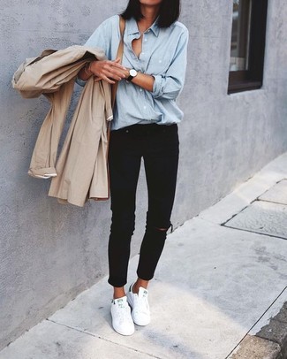 Quale jeans aderenti indossare con sneakers basse bianche in modo smart-casual: Vestiti con un trench beige e jeans aderenti per un look raffinato ma semplice. Per un look più rilassato, scegli un paio di sneakers basse bianche come calzature.