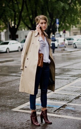 Come indossare e abbinare stivali bordeaux: Mostra il tuo stile in un trench beige con jeans blu scuro per un look spensierato e alla moda. Per un look più rilassato, scegli un paio di stivali bordeaux.