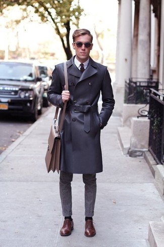 Come indossare e abbinare un trench in modo formale: Combina un trench con pantaloni eleganti di lana grigio scuro come un vero gentiluomo. Scarpe oxford in pelle marroni sono una valida scelta per completare il look.
