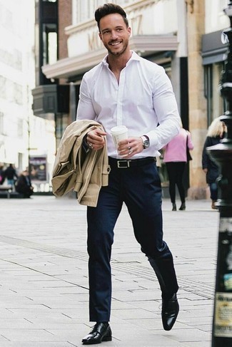 Look alla moda per uomo: Trench marrone chiaro, Camicia elegante bianca, Pantaloni eleganti blu scuro, Scarpe derby in pelle nere
